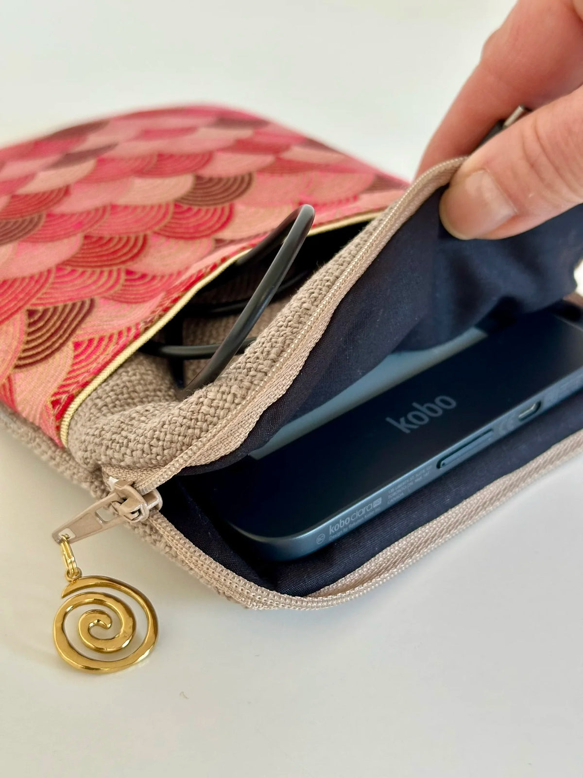 Le format A6 de la pochette liseuse en lin et tissu japonais Seigaiha rouge avec une Kobo Clara