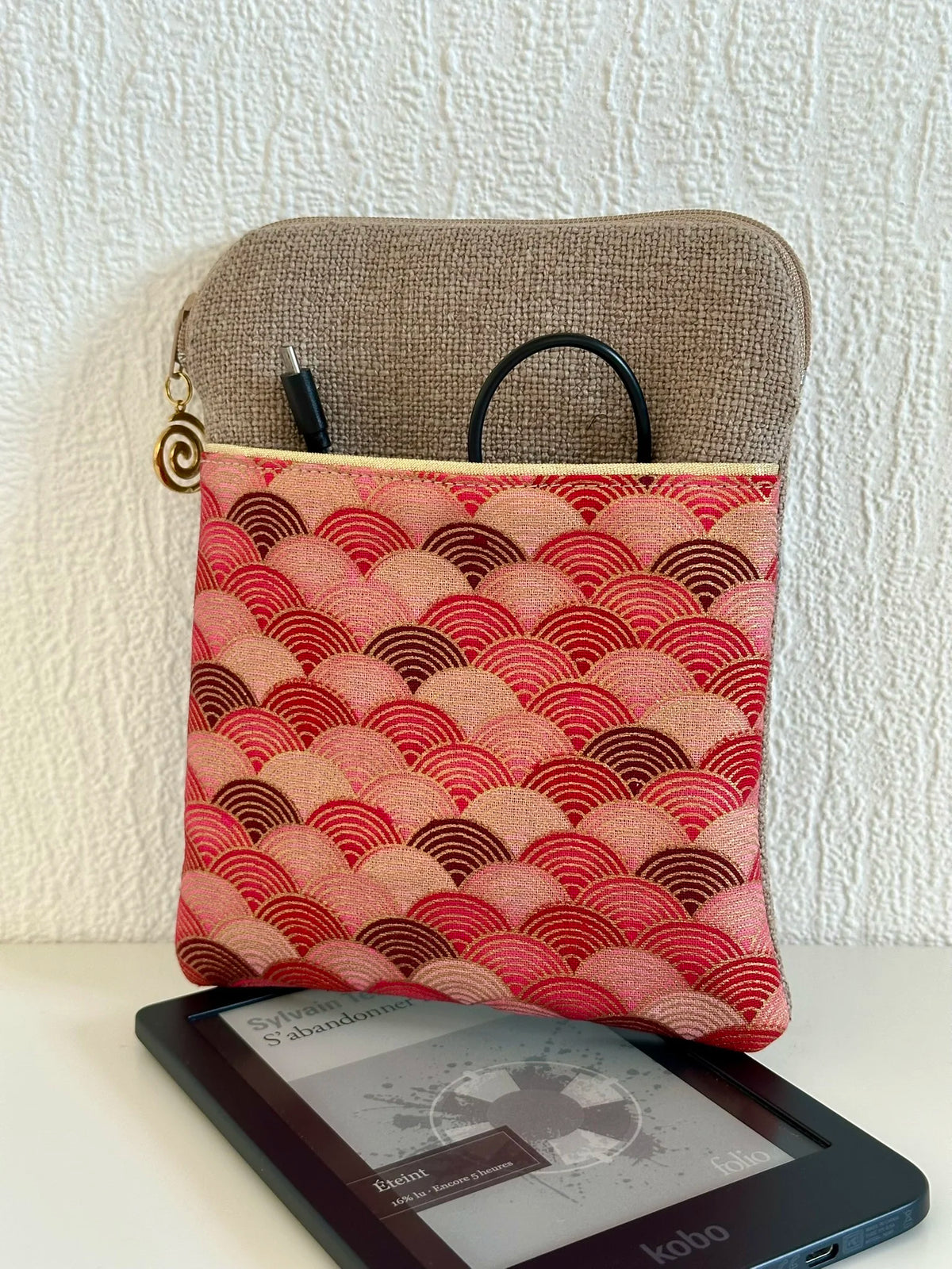 La pochette liseuse en lin et tissu japonais Seigaiha rouge