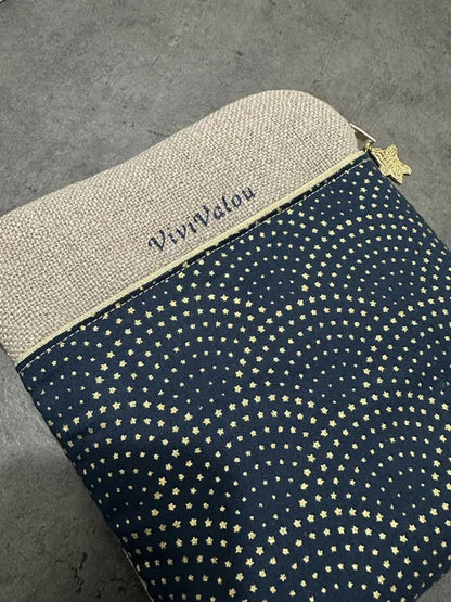Exemple de personnalisation extérieure de la pochette liseuse en lin et tissu bleu à étoiles dorées.