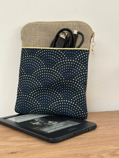 La pochette liseuse en lin et tissu bleu à étoiles dorées, vue de face avant.
