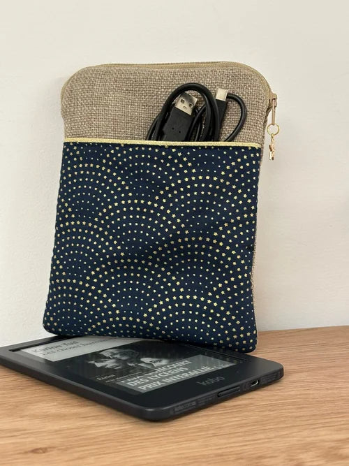 La pochette liseuse en lin et tissu bleu à étoiles dorées, vue de face avant.
