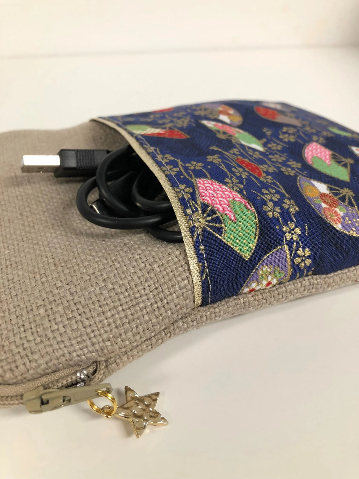 Vue détaillée de la poche avant de la pochette liseuse en lin et tissu japonais éventails.