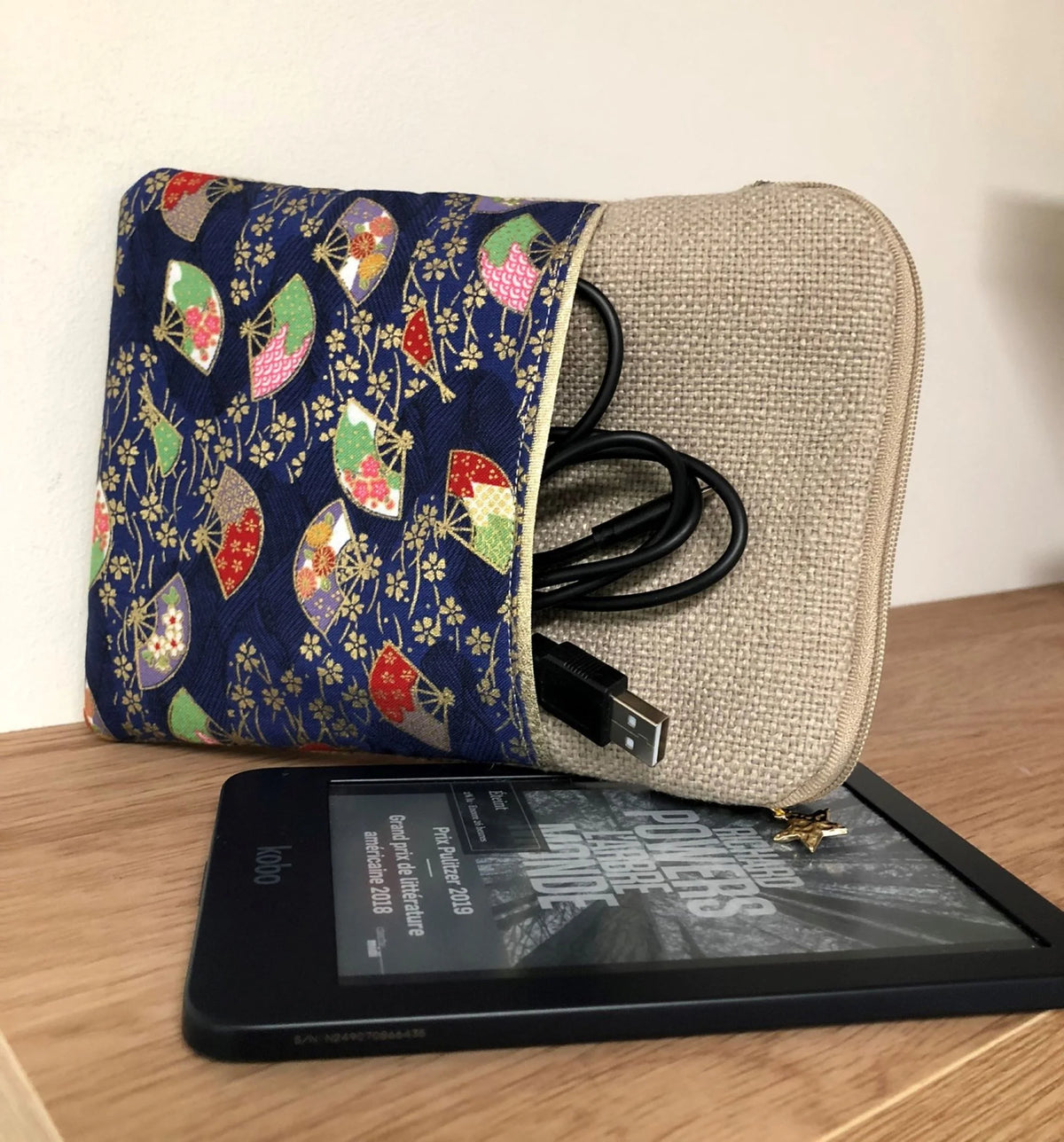 La pochette liseuse en lin et tissu japonais éventails, face avant.