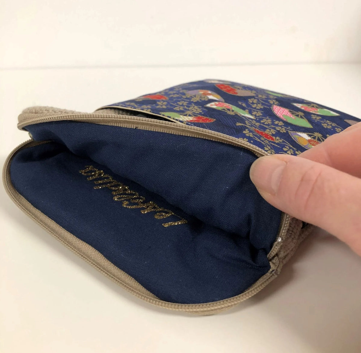 L'intérieur de la pochette liseuse en lin et tissu japonais éventails.