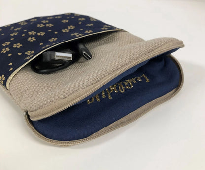 La pochette pour liseuse numérique en lin et tissu japonais bleu nuit à fleurs dorées, entrouverte