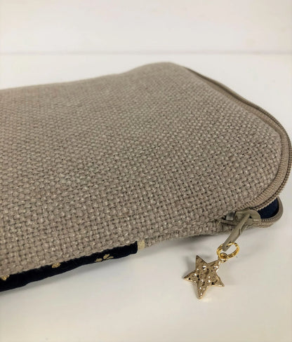 Vue de dos de La pochette pour liseuse numérique en lin et tissu japonais bleu nuit à fleurs dorées