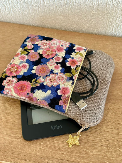 La pochette liseuse en lin et tissu japonais clématites avec Kobo et cable de rechargmenet.