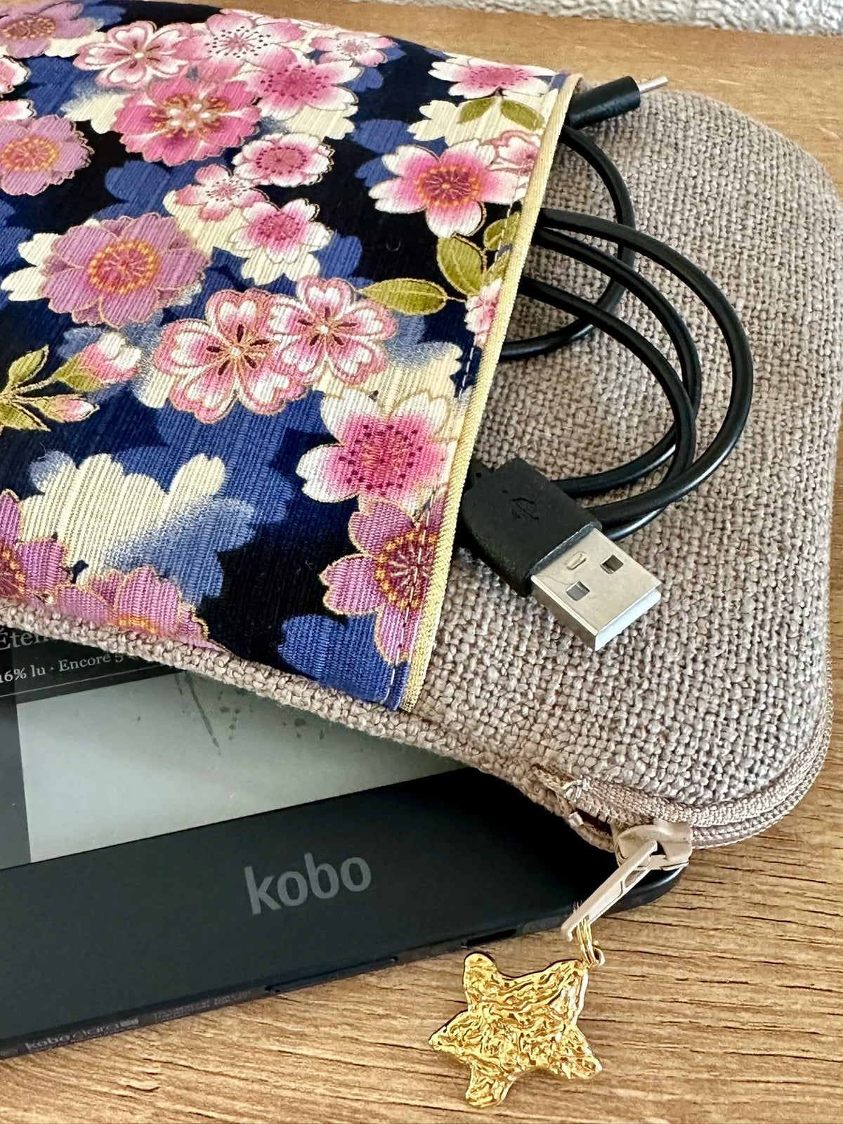 La fermeture zippée de la pochette liseuse en lin et tissu japonais clématites.