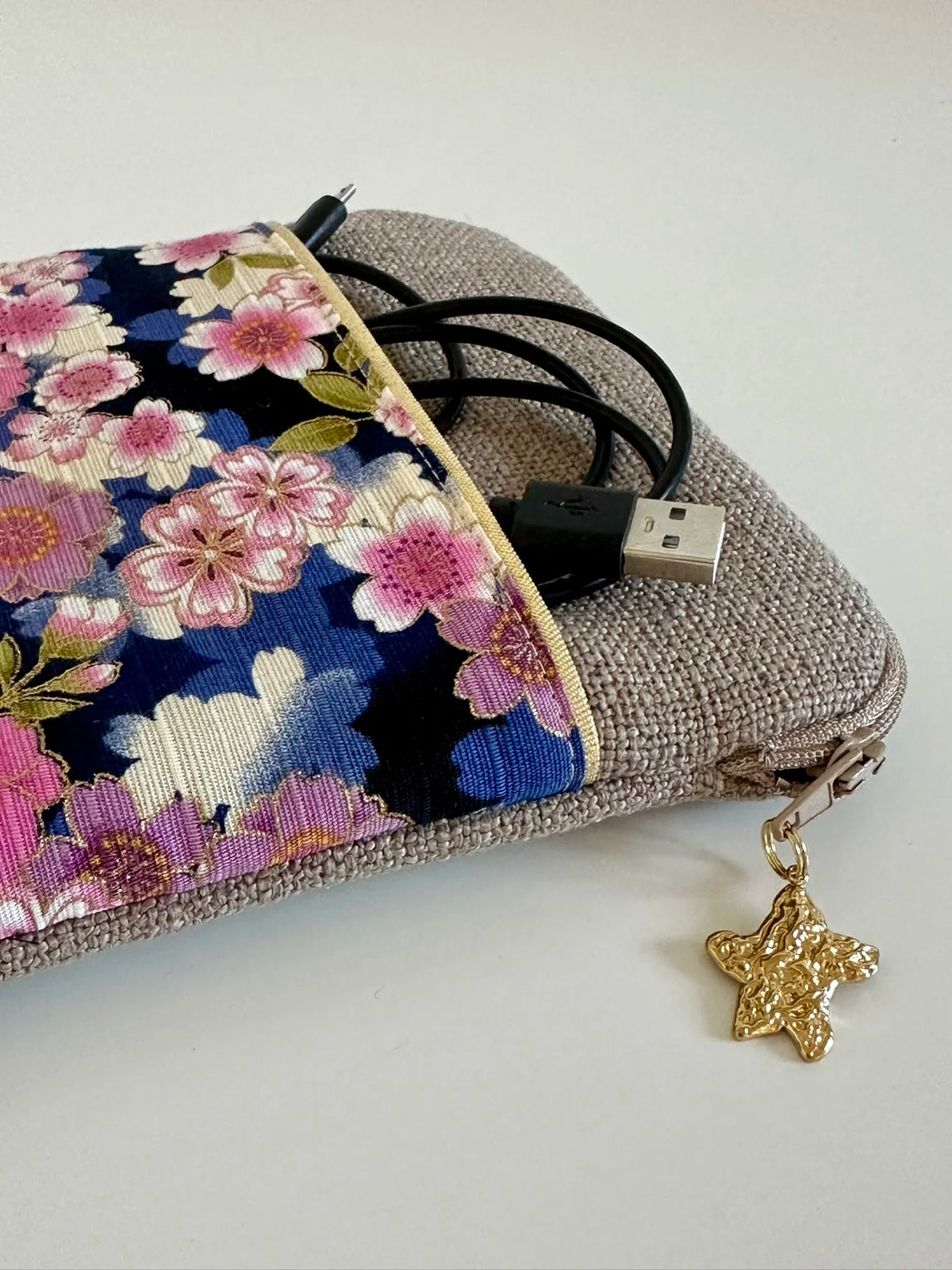 Vue détaillée du tissu japonais de la pochette liseuse en lin et tissu japonais clématites.
