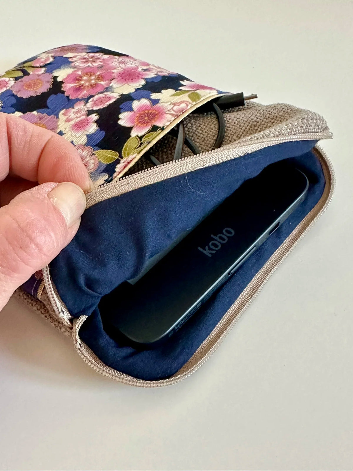 L'ouverture élargie de la pochette liseuse en lin et tissu japonais clématites.