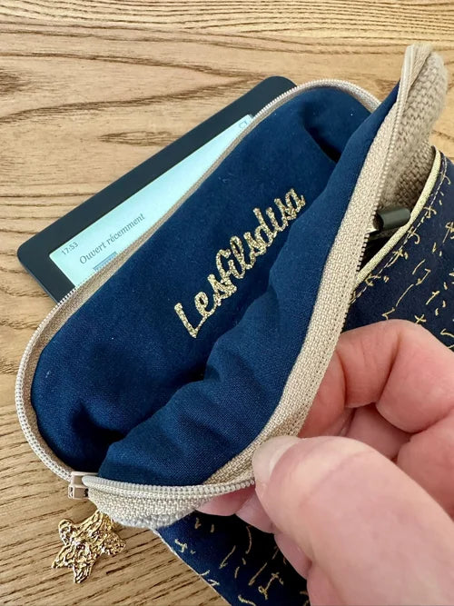 L'intérieur de La pochette liseuse en lin et tissu japonais bleu à écriture dorée