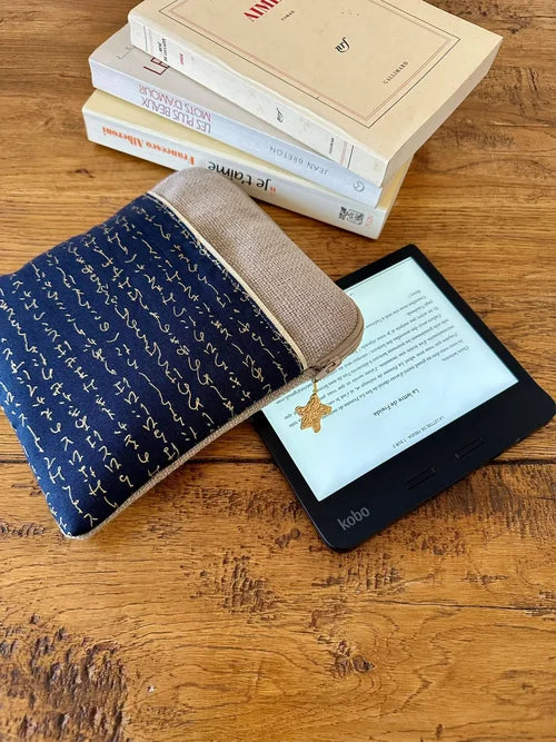 Vue d'ensemble de la pochette liseuse en lin et tissu japonais bleu à écriture dorée, et la Kobo Libra 2.