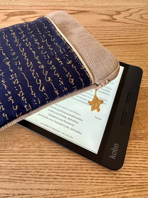 La pochette liseuse en lin et tissu japonais bleu à écriture dorée, format 7 pouces