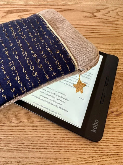 La pochette liseuse en lin et tissu japonais bleu à écriture dorée, format 7 pouces