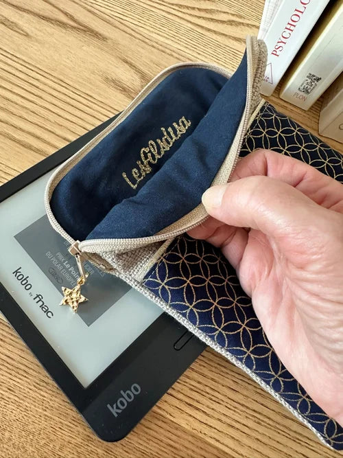 L'intérieur de la pochette liseuse en lin et tissu japonais fleur de vie
