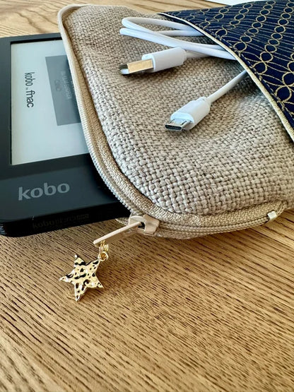 Vue détaillée de la fermeture zippée de la pochette liseuse en lin et tissu japonais fleur de vie