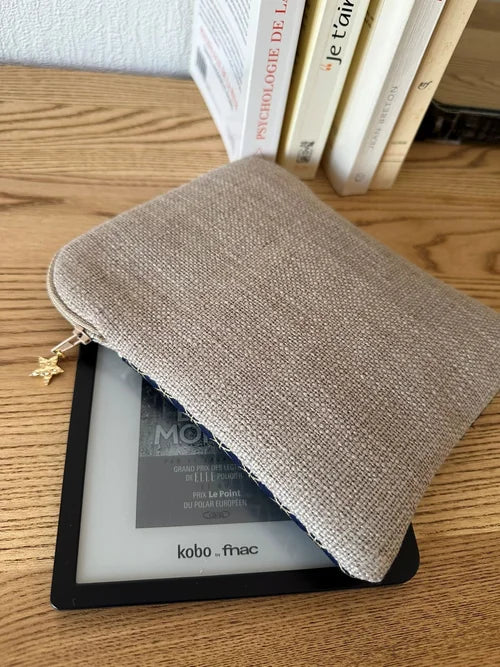 Le dos de la pochette liseuse en lin et tissu japonais fleur de vie