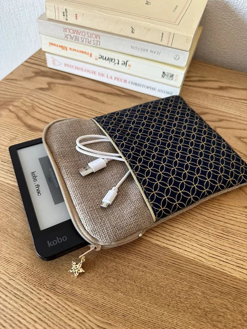 Vue d'ensemble de la pochette liseuse en lin et tissu japonais fleur de vie, avec cable et liseuse numérique insérée