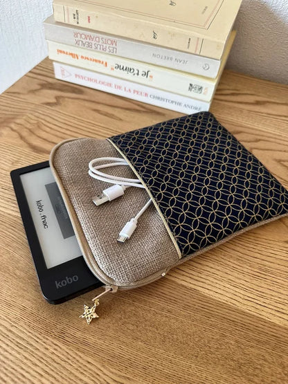 Vue d'ensemble de la pochette liseuse en lin et tissu japonais fleur de vie, avec cable et liseuse numérique insérée