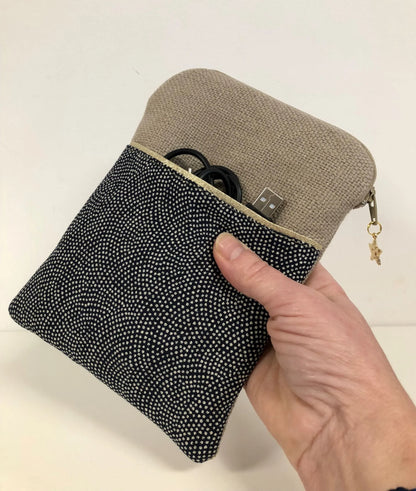 La pochette liseuse en lin et tissu japonais Komon, tenue en main.
