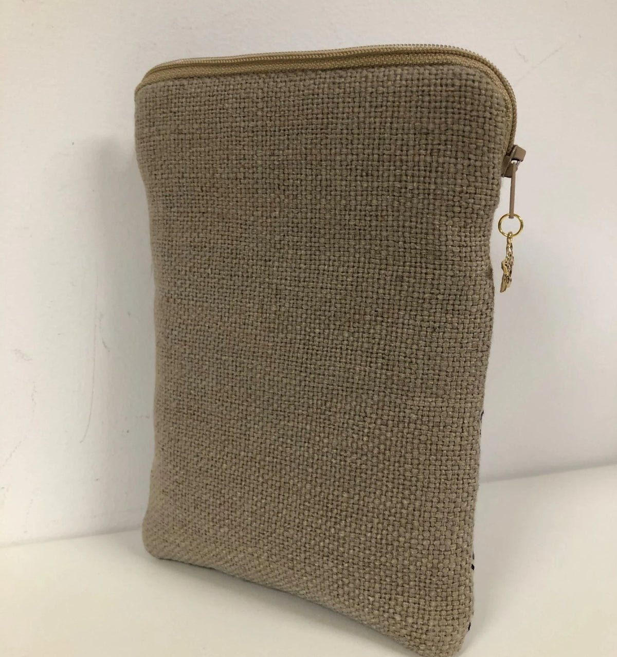 Le dos de la pochette liseuse en lin et tissu japonais Komon
