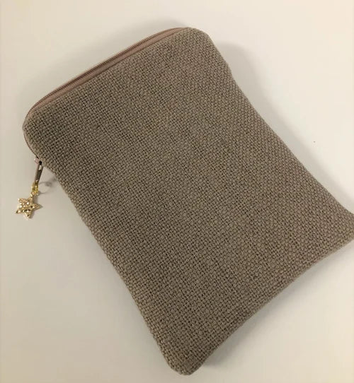 Le dos de la pochette liseuse en lin et tissu japonais Komon Libellules