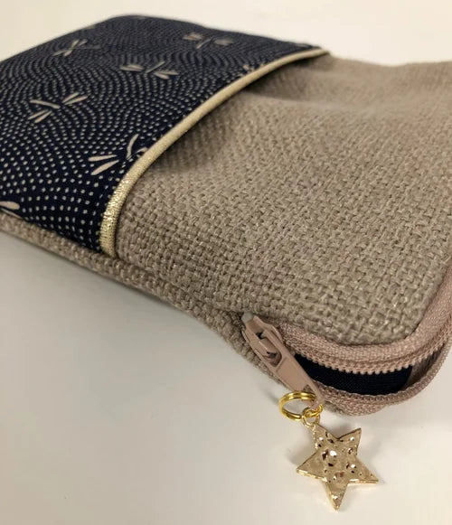 Vue détaillée de la poche avant de la pochette liseuse en lin et tissu japonais Komon Libellules