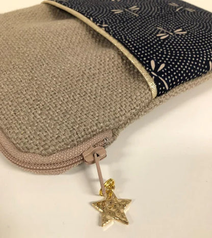 L'ouverture élargie de la pochette liseuse en lin et tissu japonais Komon Libellules