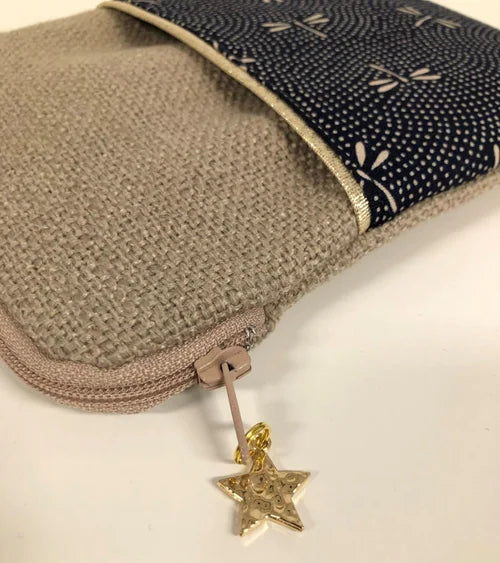 L'ouverture élargie de la pochette liseuse en lin et tissu japonais Komon Libellules