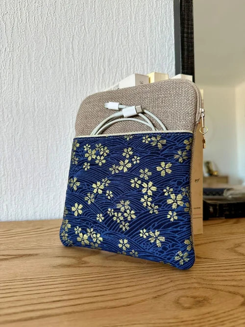 Vue d'ensemble de la pochette liseuse en lin et tissu japonais Sakura bleu.