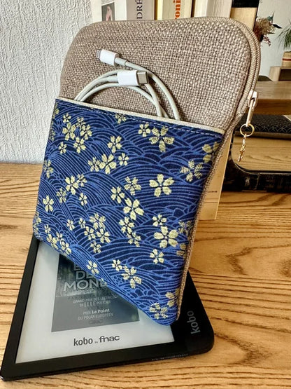 Face avant de la pochette liseuse en lin et tissu japonais Sakura bleu.