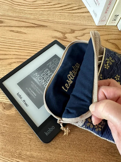 L'intérieur de la pochette liseuse en lin et tissu japonais Sakura bleu.