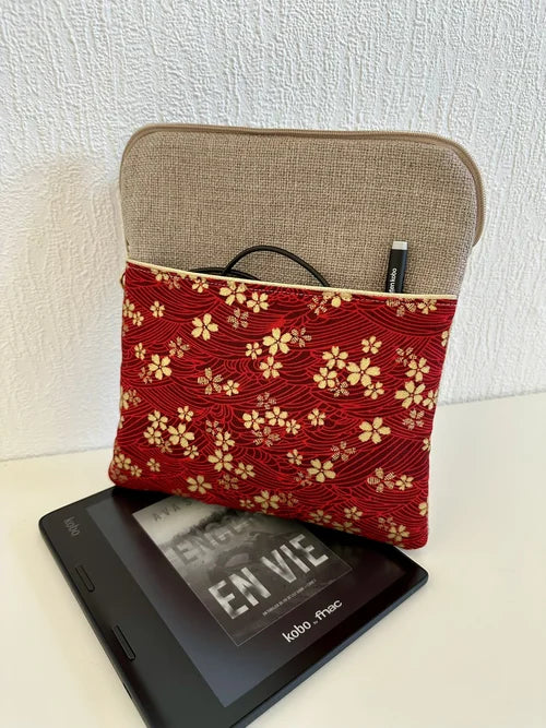 La Pochette liseuse en lin et tissu japonais Sakura rouge et doré, avec Kobo