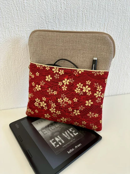 La Pochette liseuse en lin et tissu japonais Sakura rouge et doré, avec Kobo
