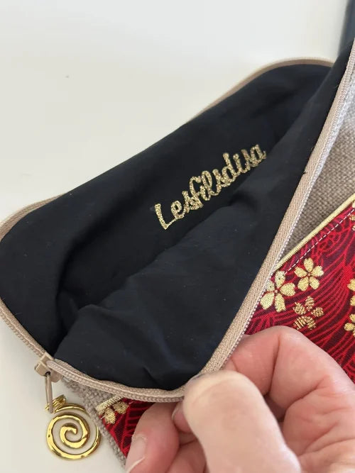 L'intérieur de la Pochette liseuse en lin et tissu japonais Sakura rouge et doré
