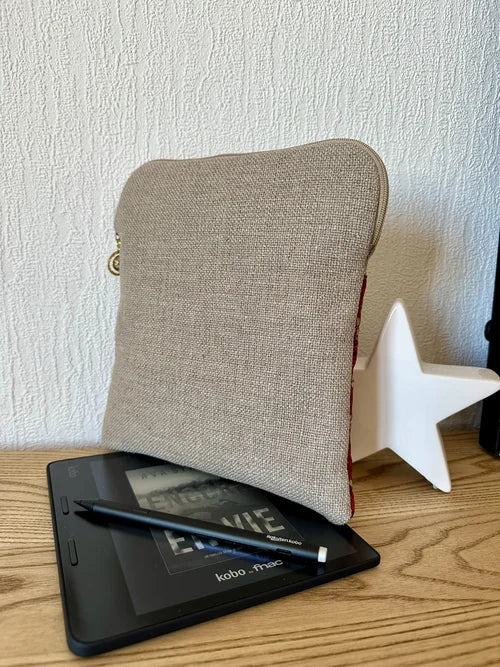 La face arrière de la Pochette liseuse en lin et tissu japonais Sakura rouge et doré
