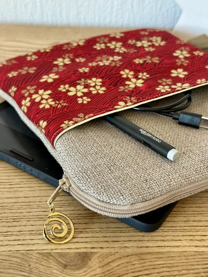l'ouverture élargie de la Pochette liseuse en lin et tissu japonais Sakura rouge et doré
