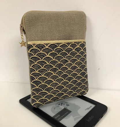 Face avant de la pochette liseuse en lin et tissu japonais Seigaiha présentée avec Kobo Clara.
