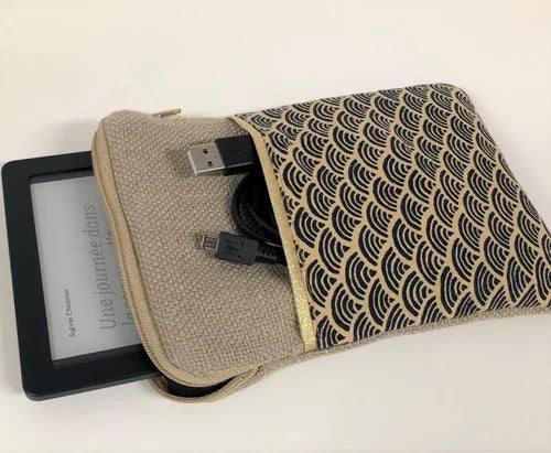 l'ouverture élargie de la pochette liseuse en lin et tissu japonais Seigaiha .