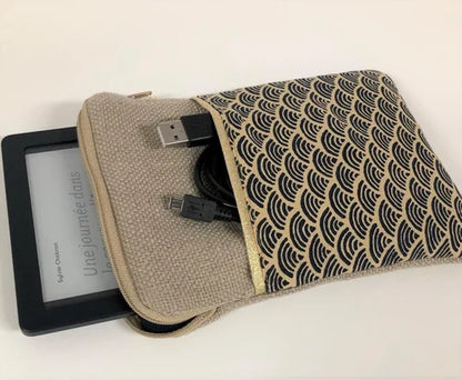 l'ouverture élargie de la pochette liseuse en lin et tissu japonais Seigaiha .