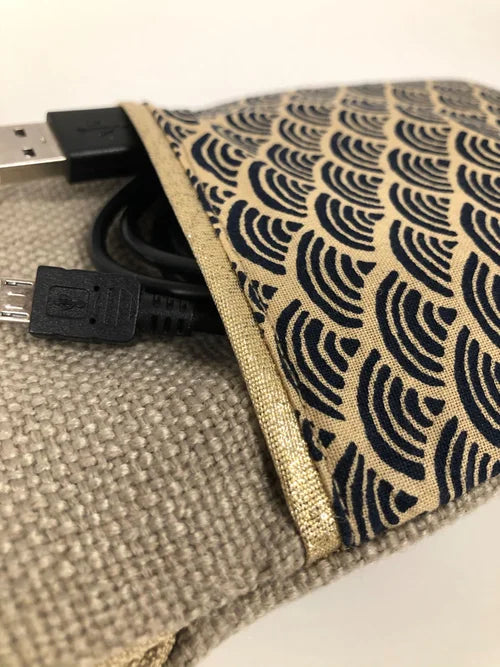 Vue détaillée du tissu japonais de la pochette liseuse en lin et tissu japonais Seigaiha 