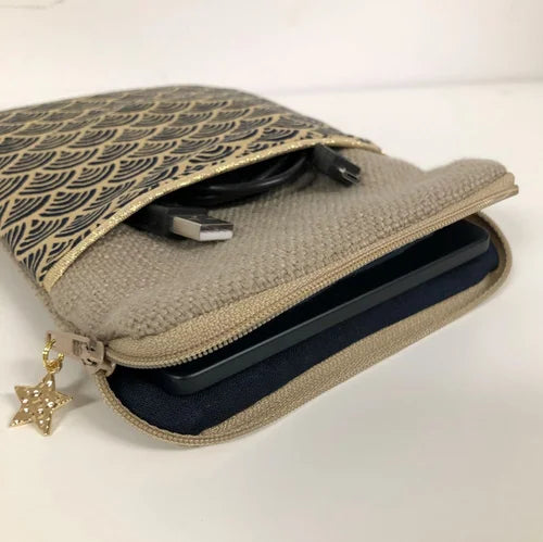 La liseuse insérée dans la pochette liseuse en lin et tissu japonais Seigaiha .