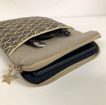 La liseuse insérée dans la pochette liseuse en lin et tissu japonais Seigaiha .
