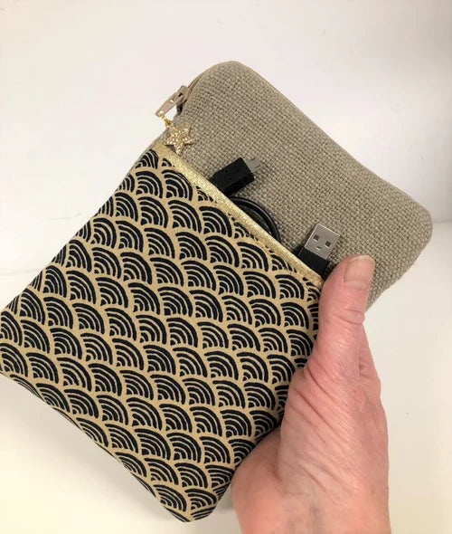 La pochette liseuse en lin et tissu japonais Seigaiha format 6 pouces tenue en main.