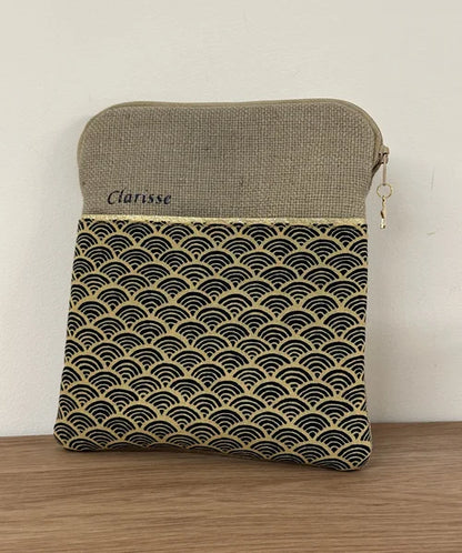 Exemple de personnalisation extérieure de la pochette liseuse en lin et tissu japonais Seigaiha format 7 pouces.