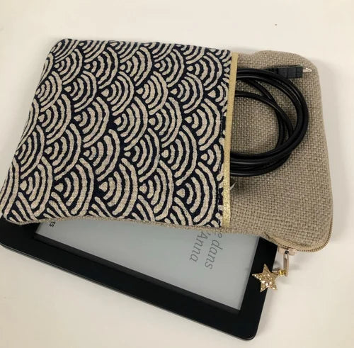 Face avant de la pochette pour liseuse numérique en lin et tissu japonais Seigaiha écru et bleu, format 6 pouces.