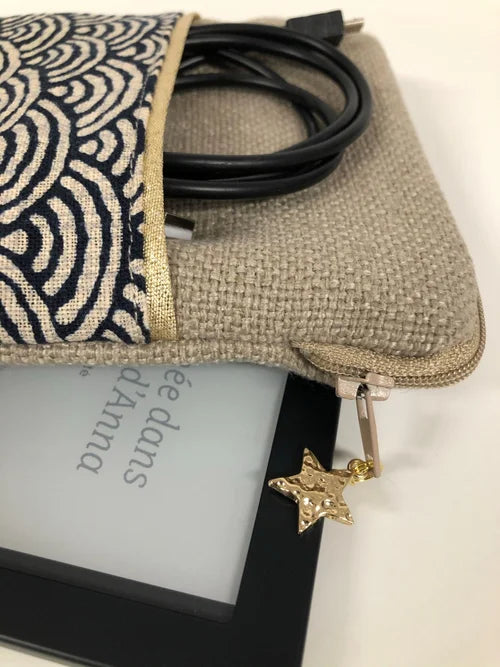 L'ouverture élargie de la pochette pour liseuse numérique en lin et tissu japonais Seigaiha écru et bleu,