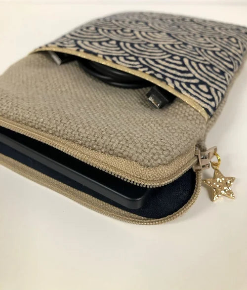 La pochette pour liseuse numérique en lin et tissu japonais Seigaiha écru et bleu, ouverte.