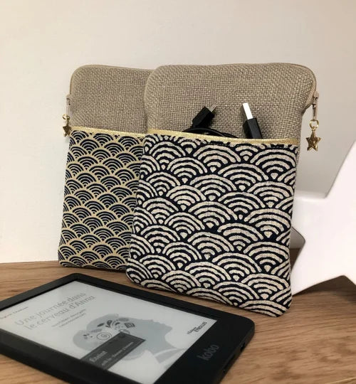 La pochette pour liseuse numérique en lin et tissu japonais Seigaiha .
