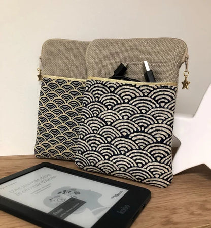 La pochette pour liseuse numérique en lin et tissu japonais Seigaiha .